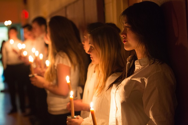 KimbertonWaldorfSchoolMainLineParentPhiladelphiaFamily_108166918_July31WinterFestivalCandlelightSing4