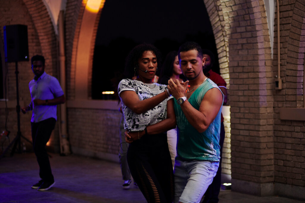 A couple doing a dance during a Bailar en FDR event