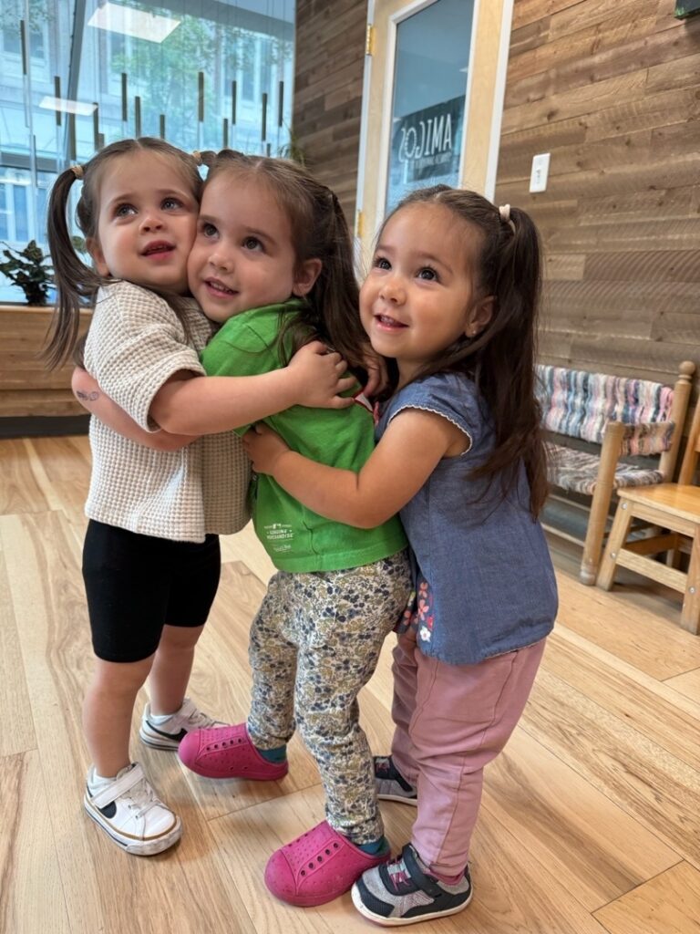 amigos-hug